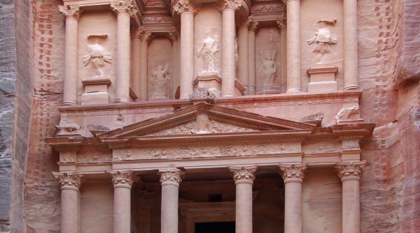 iordania 7 morti in urma ploilor abundente peste 3 500 de turisti evacuati din situl arheologic petra