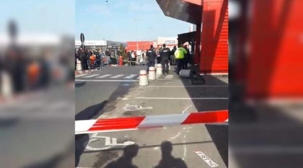 atac deosebit de grav in braila un tanar drogat a injunghiat un barbat apoi a intrat cu masina in mall si a ranit mai multe persoane