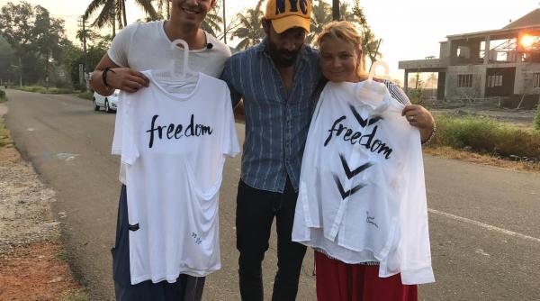 anca sigartau si fiul ei teodor imbracati de un designer de la bollywood in asia express