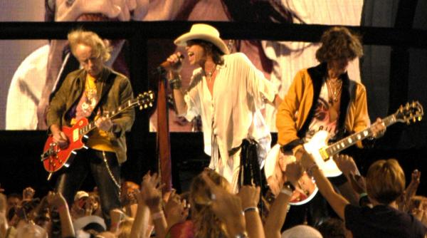 chitaristul formatiei aerosmith internat de urgenta la spital dupa un concert