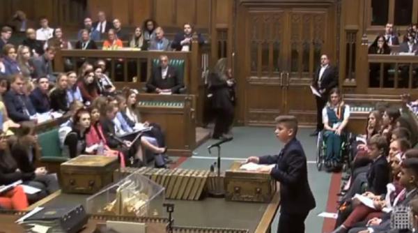 un copil roman a ridicat parlamentarii britanici in picioare cu un discurs exceptional
