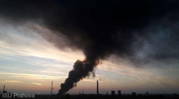 sase echipaje de pompieri continua interventia la incendiul izbucnit duminica la depozitul de mase plastice din prahova