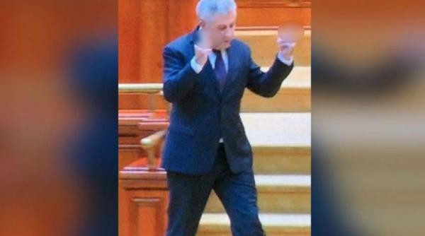 scandal din cauza unor semne obscene in parlament