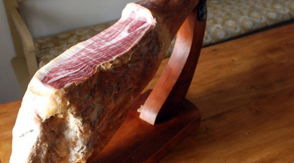 cea mai scumpa sunca de porc din lume se produce in spania o pulpa de porc se vinde cu 4 100 de euro