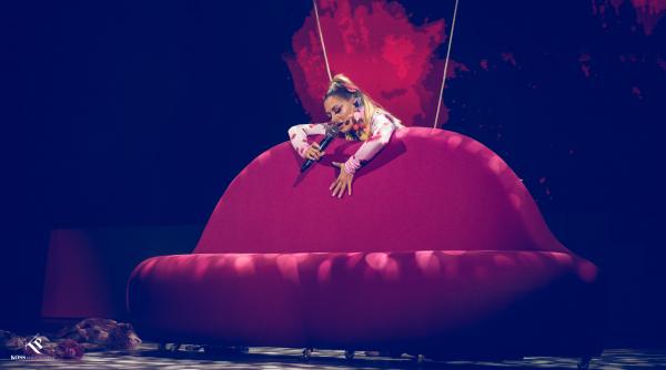 delia a cantat suspendata la o inaltime de 7 metri in prima seara a show ului acadelia