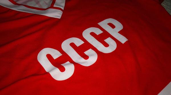 membrii parlamentului european cer amazonului sa nu mai vanda produse cu tema sovietica