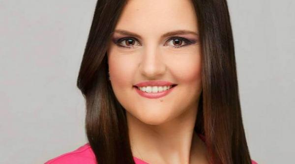 ana iorga cu cartile pe masa