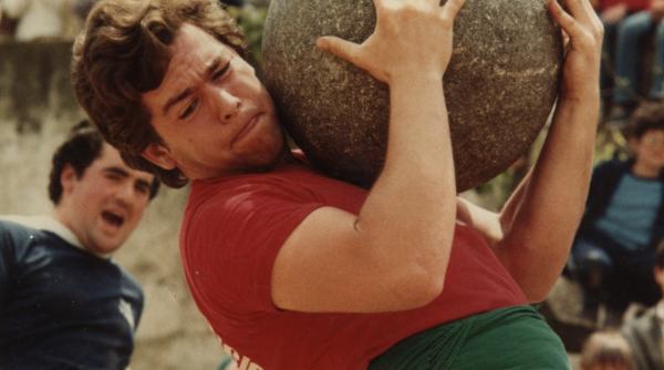 cum trebuie sa stai cand vrei sa ridici un obiect greu