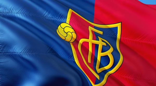 fotbalistii au servit cina iar fotbalistele au impartit bilete invitatilor