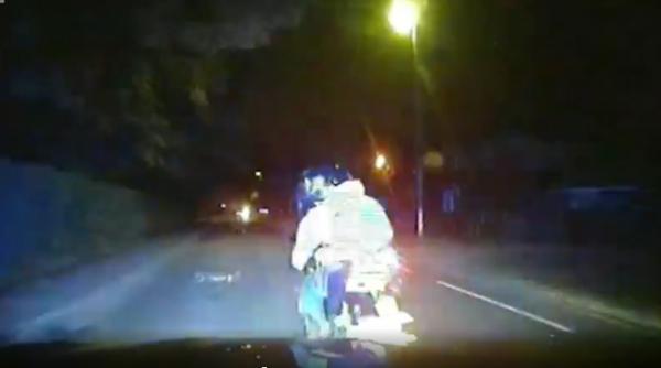 video metoda socanta folosita de politisti contra hotilor pe scutere