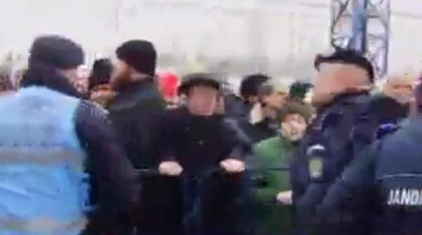 imbranceli intre credinciosi si jandarmi la catedrala neamului