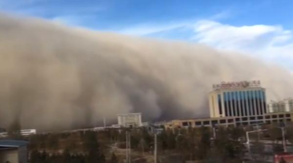 video oras din china inghitit de o furtuna de nisip