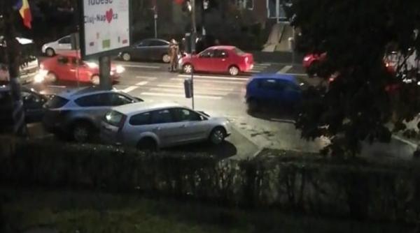 cluj un barbat cu un copil in brate a fost lovit de o masina in timp ce traversa regulamentar strada