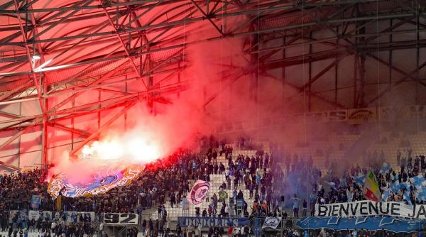 video flacari la meciul dintre aek si ajax