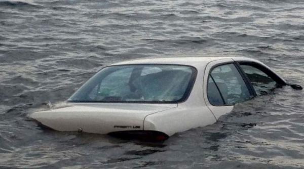 alerta in capitala un autoturism a cazut in lacul vadu mosu