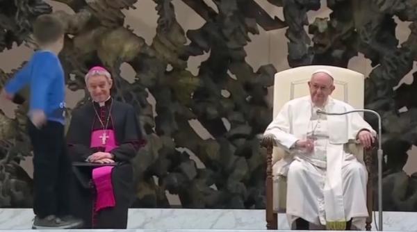 video papa francisc amuzat de un baietel neastamparat
