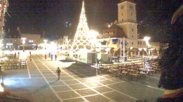 au fost aprinse luminile de sarbatori in brasov bradul centenar are 31 de metri inaltime