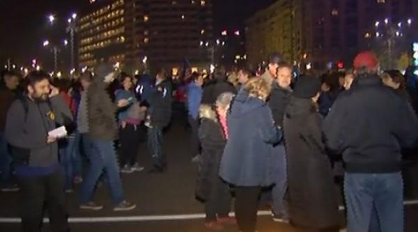 cateva sute de persoane protesteaza in piata victoriei