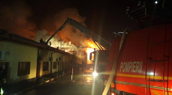 incendiu la o cladire a administratiei lacuri parcuri din soseaua bucuresti ploiesti intervin 15 autospeciale de stingere