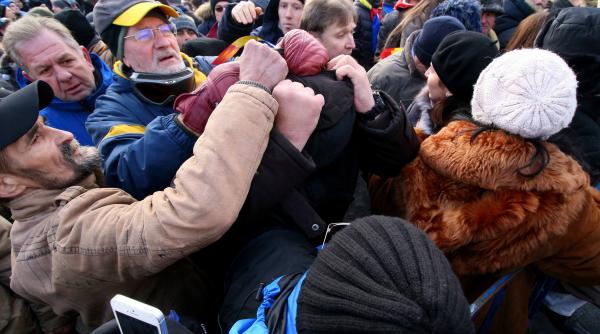 incident la parada militara un grup de protestatari au imbrancit un barbat acuzandu l ca e jandarm