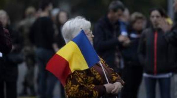 protestatarii din piata victoriei au format drapelul national din cartoane colorate si au intonat imnul
