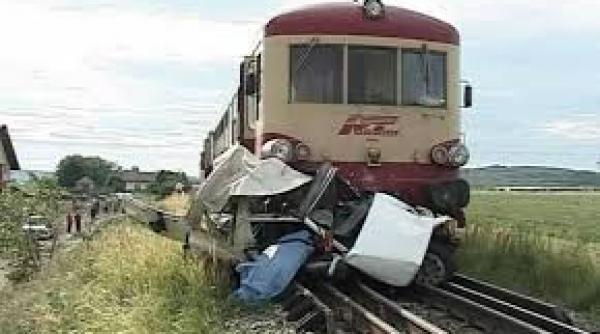tragedie in timis un tanar este stare grava dupa ce masina pe care o conducea a fost spulberata de un tren