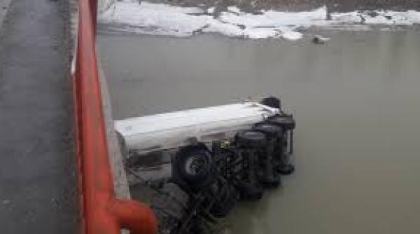 accident teribil in dambovita un autocamion a derapat si a plonjat in raul ialomita