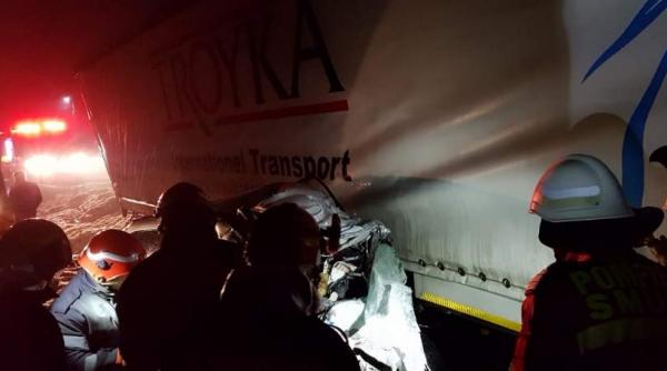 accident teribil in suceava 5 oameni au murit intr o masina strivita de un tir