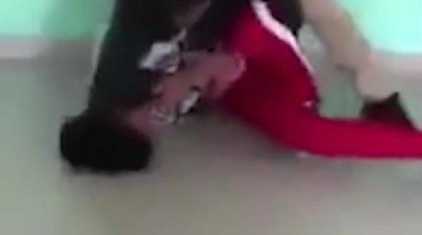 un profesor si a trantit elevul cu capul de podeaua clasei