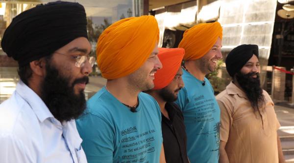 liviu varciu si andrei stefanescu poarta turbane si sarong in asia express