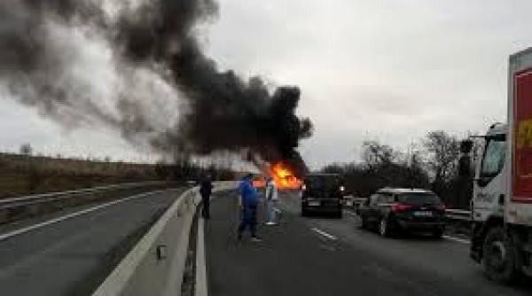 un autotren s a rasturnat si a luat foc pe e60 in apropiere de cluj