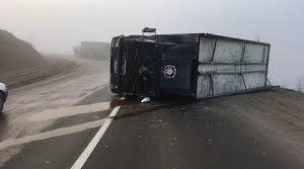 accident spectaculos in ramnicu valcea unn tir s a rasturnat in mijlocul drumului