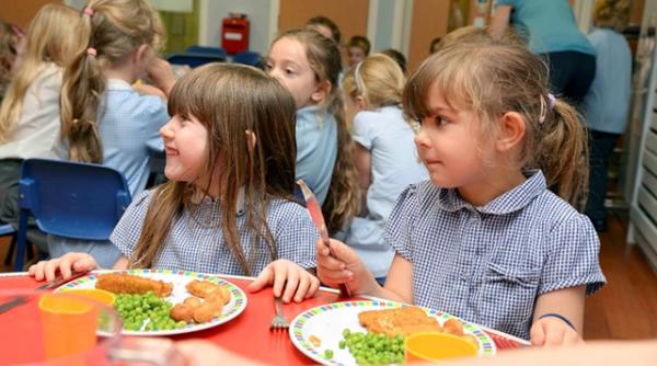 o masa pentru elevii din 50 de scoli si gradinte