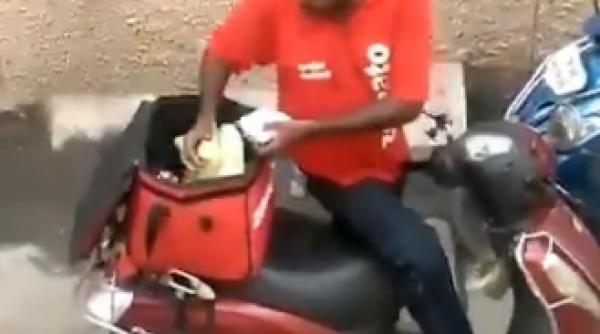 un barbat a fost filmat cum fura din mancarea pe care trebuia sa o livreze