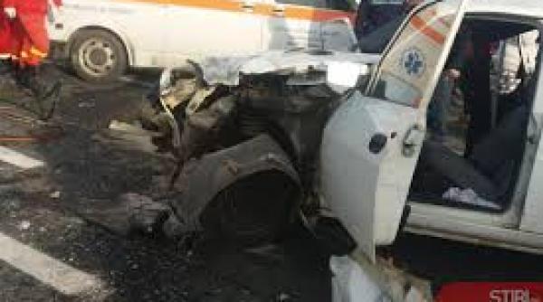 trei autovehicule implicate intr un accident in vrancea o femeie a fost descarcerata de pompieri