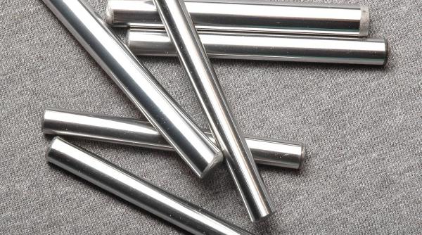 o masinarie a strapuns un muncitor cu 10 tije metalice de 30 de centimetri