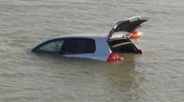 alerta in mehedinti un autoturism a cazut in dunare