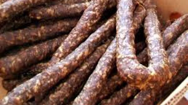 incredibil un hot a furat sute de carnati de la un targ de craciun