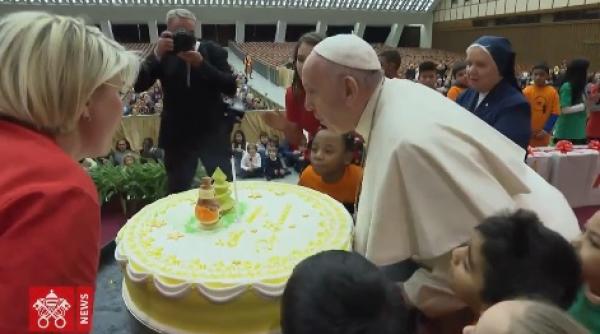 papa francisc a implinit 82 de ani suveranul pontif a primit un tort urias