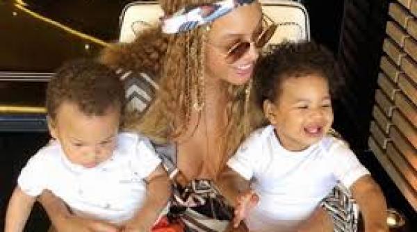 beyonce a postat imagini rare cu gemenii sai rumi si sir
