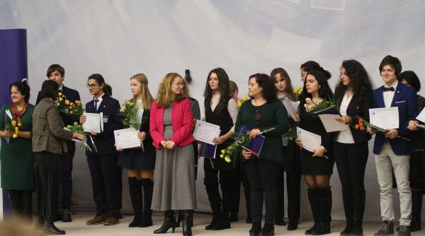 ministerul educatiei si a premiat elitele