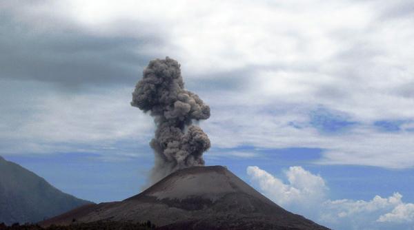 copilul lui krakatoa vulcanul care face ravagii in indonezia