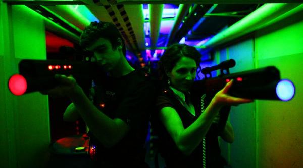 sarbatorile corporatistilor impuscaturi cu laser si atelier de coronite