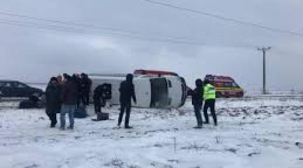 alerta in suceava un microbuz cu 18 persoane s a rasturnat la dumbraveni