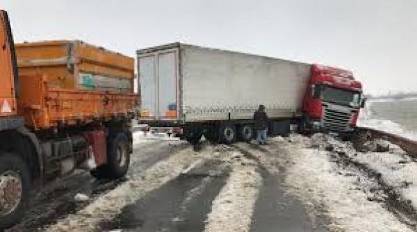 trafic deviat pe dn2 pe raza localitatii sucevene graniceresti dupa ce un tir a derapat