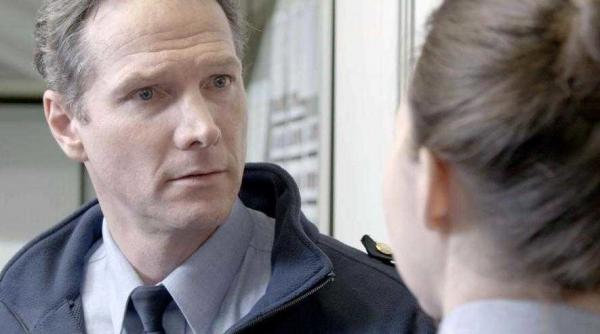 un actor a fost urmarit si admonestat verbal in metrou de o admiratoare suparata pe personajul sau