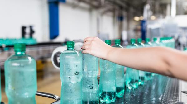 romanii beau un miliard de litri de apa mai scumpa decat laptele