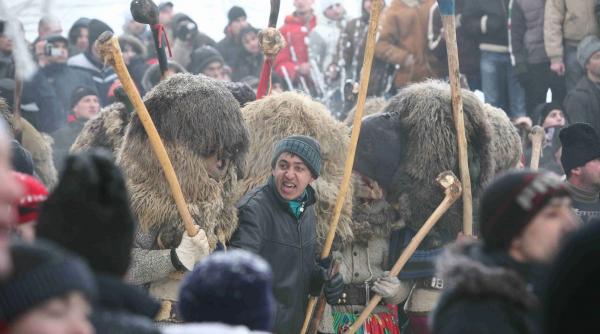sarbatori traditionale aruncate n lupta politica