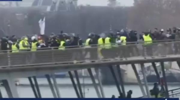 ciocniri intre vestele galbene si politisti la paris