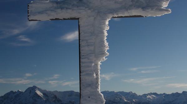 cucile de gheata pentru slujba de boboteaza la rece intr un depozit